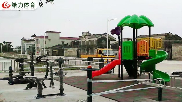 汕頭小區新增戶外健身器材扭腰器對有腰疾的老人并不友好，用時注意