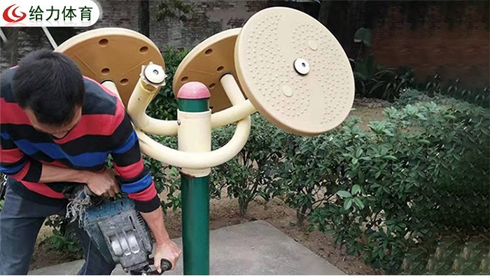 茂名小區(qū)安裝的新式社區(qū)健身器材，老年人使用健身器材應(yīng)該注意什么？