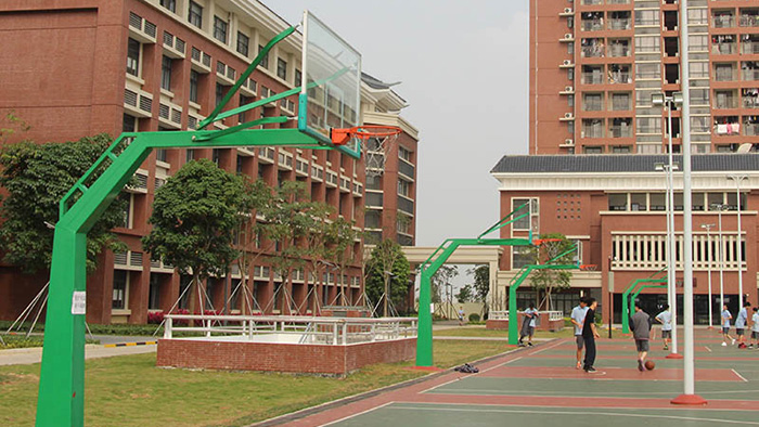 珠海市斗門(mén)成裕小學(xué)防爆籃球架在不影響孩子上課就裝起來(lái)了