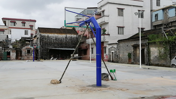 駐村干部幫助安裝籃球架 江門幕村村委會(huì)文體中心投入使用